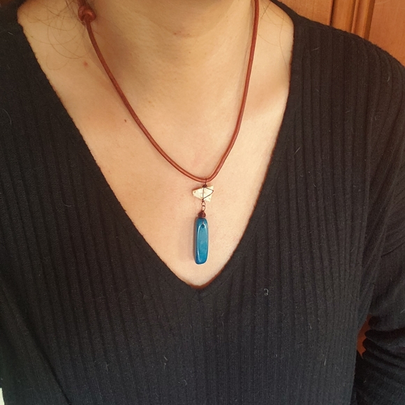 Blue Crackled Agate x Seashell Leather Necklace - Picture 4 of 5